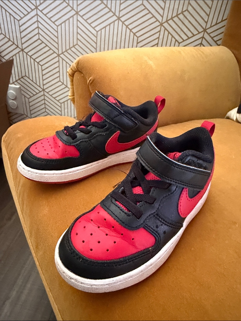 Nike Kids Sneakers in Black and Red with Hook-and-Loop Strap